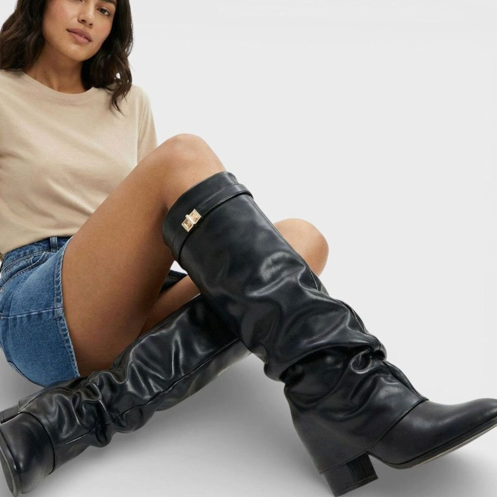 Modelo luciendo botas altas ISOLVENNE con vestido midi