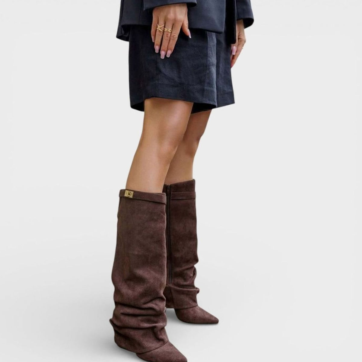 Botas altas de mujer combinadas con falda mini y blazer para look urbano
