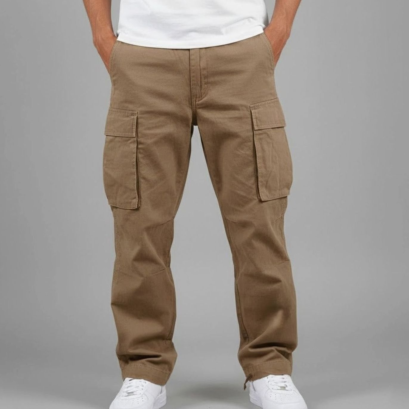 Detalle de bolsillo cargo con solapa en pantalón Kaden para hombre