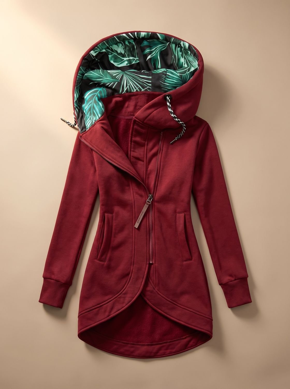 Vista lateral de la chaqueta Kaia con corte longline y bajo curvo