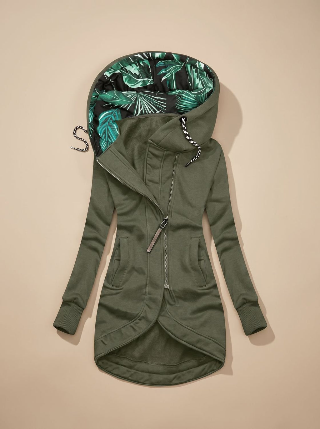 Mujer luciendo la chaqueta Kaia en un look casual de calle