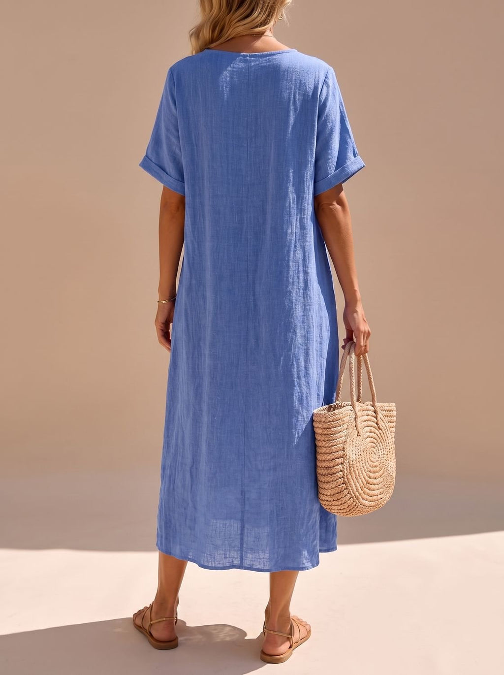 Detalle del escote en V con pliegue frontal del vestido maxi boho