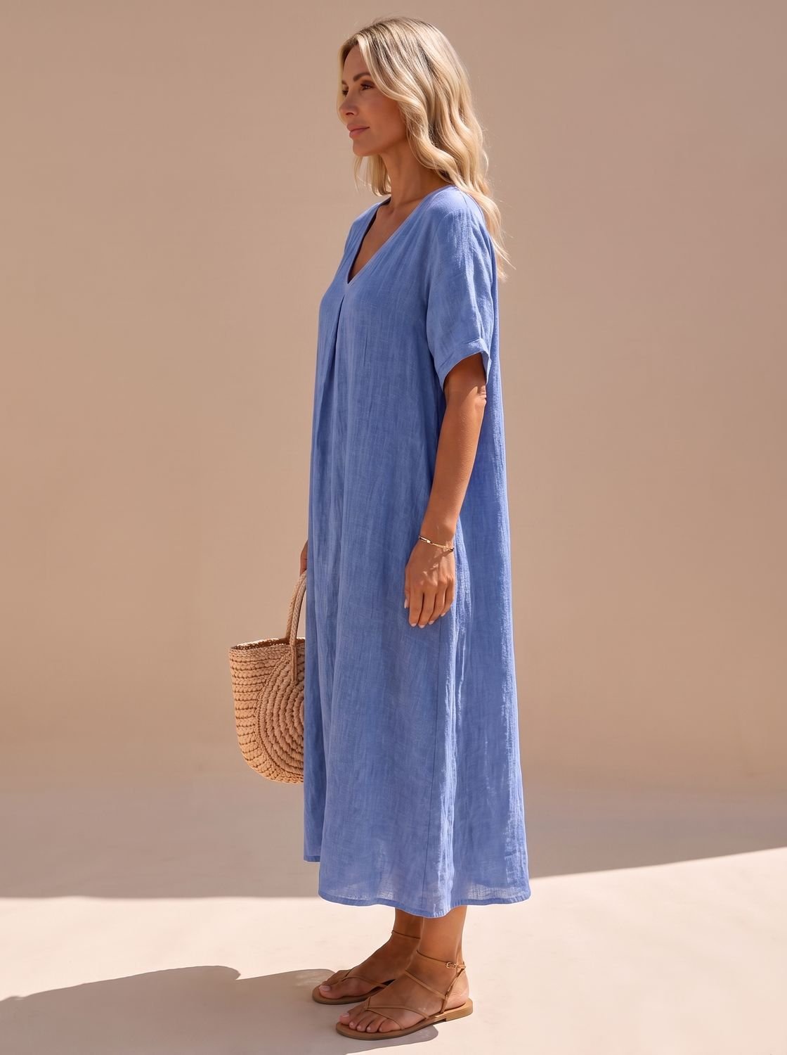 Mujer luciendo vestido largo fluido de manga corta en tono playero