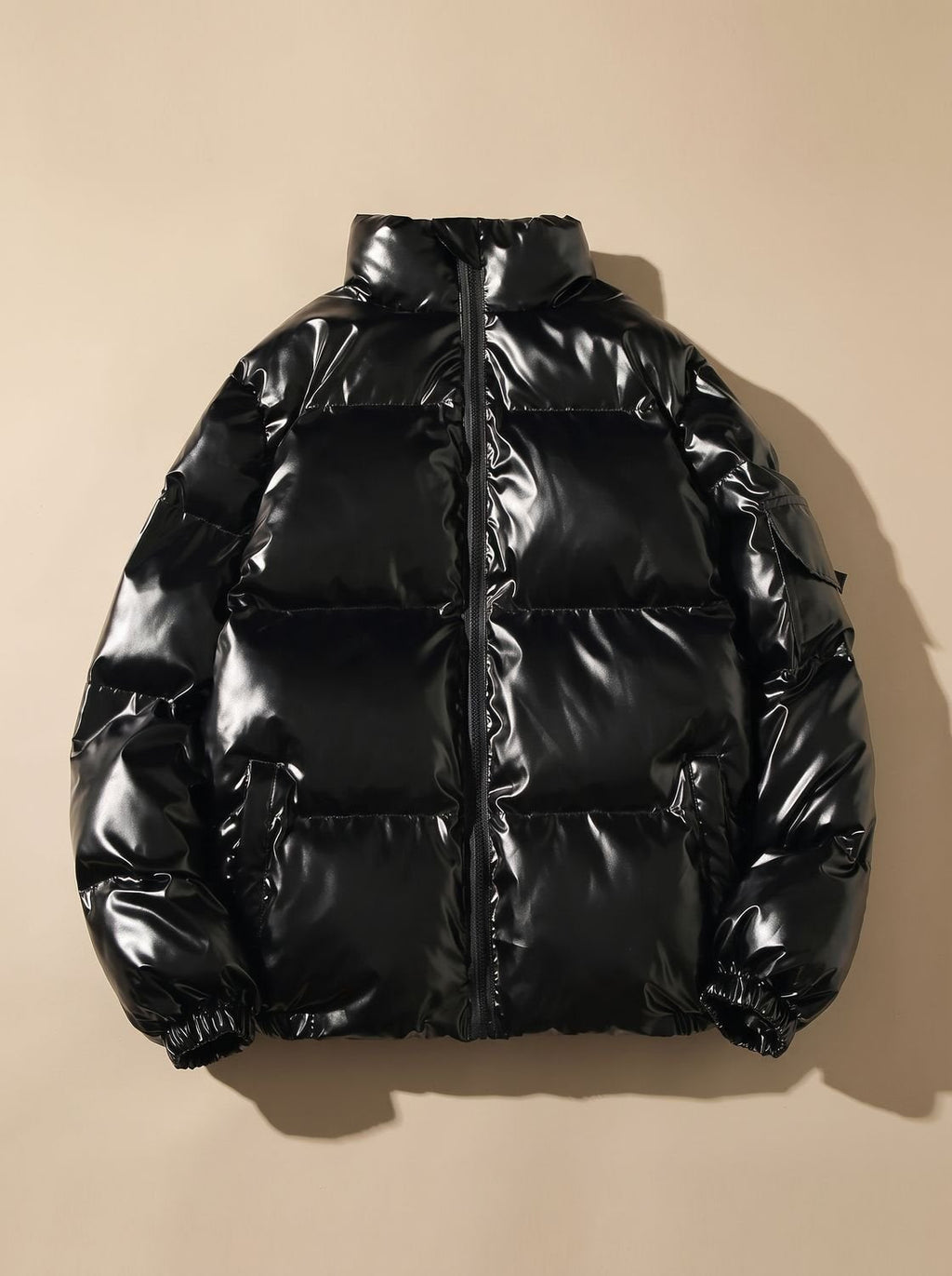 Mujer con chaqueta acolchada brillante de cuello alto en color negro