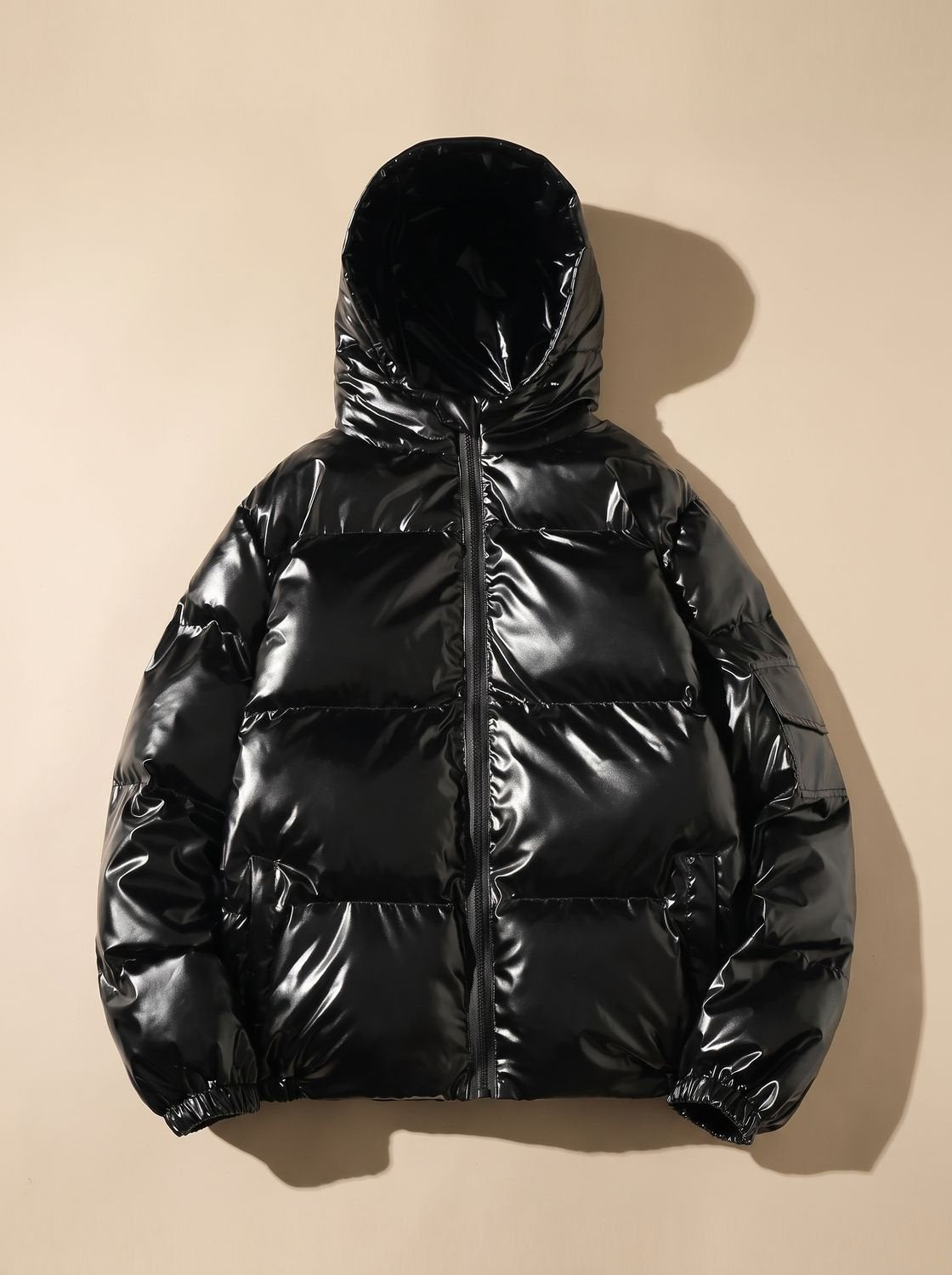 Detalle del acabado brillante y acolchado de la chaqueta puffer