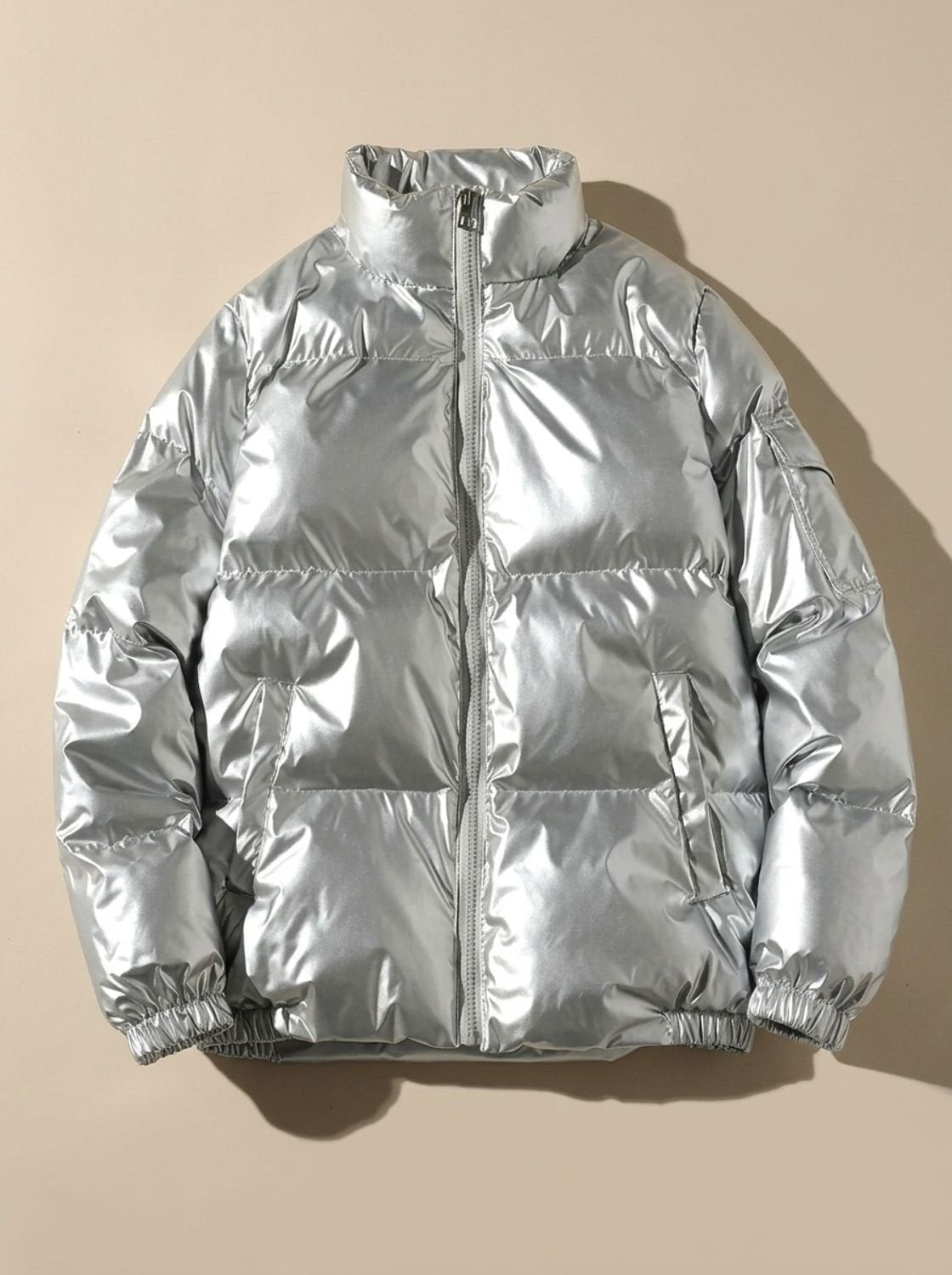 Chaqueta acolchada con capucha en tono plateado para mujer