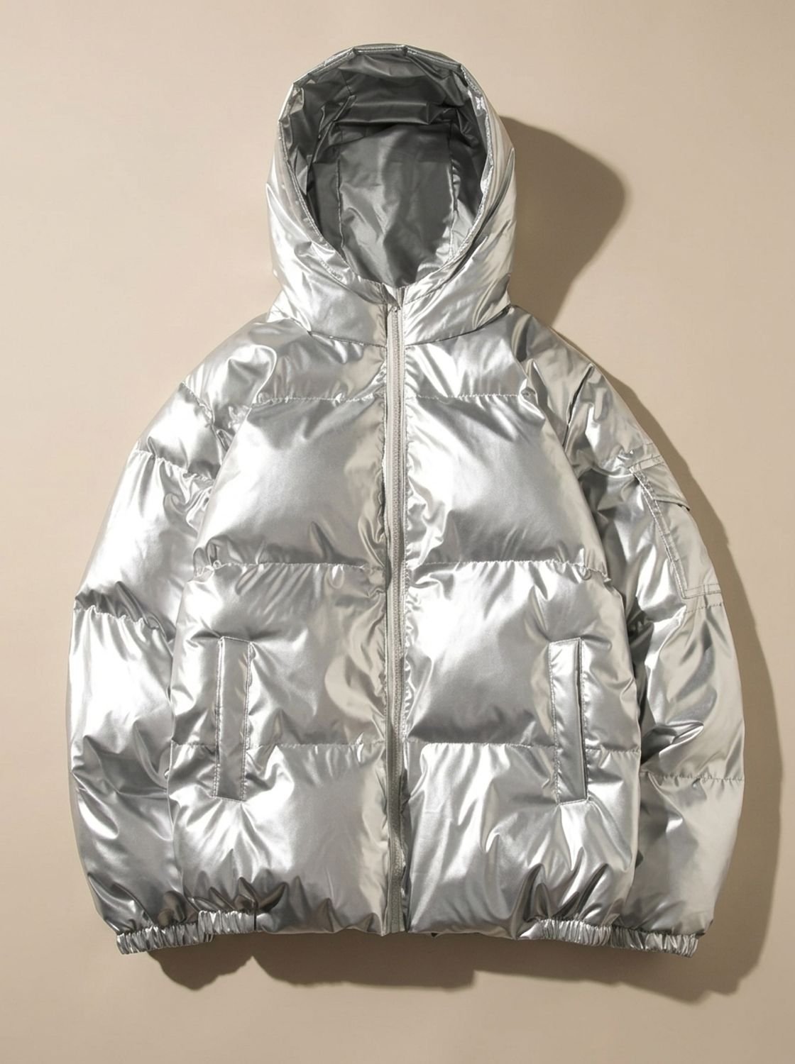 Vista lateral de la chaqueta puffer con silueta holgada