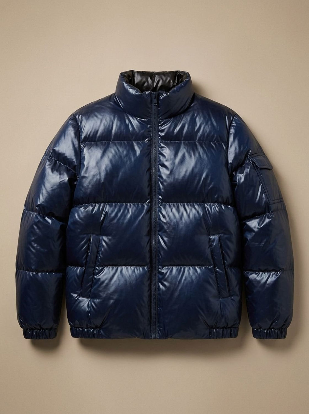 Modelo luciendo chaqueta acolchada azul con cuello alto
