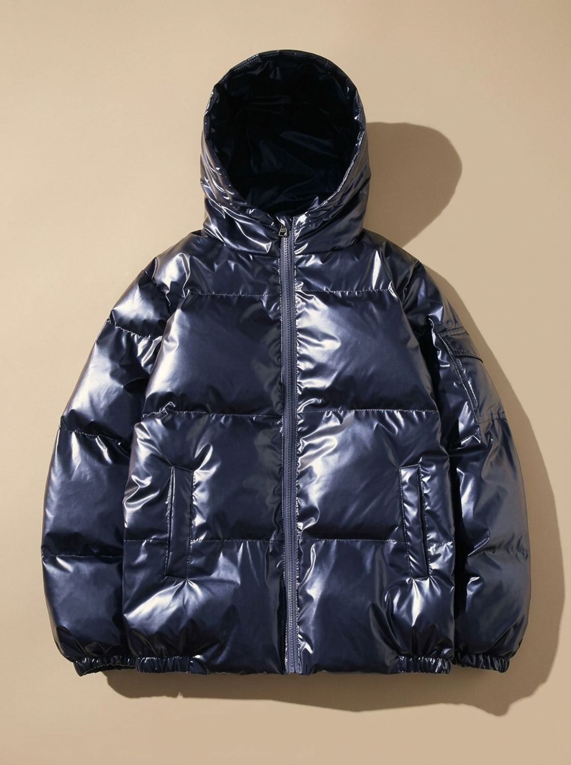 Chaqueta acolchada brillante combinada con look casual de invierno