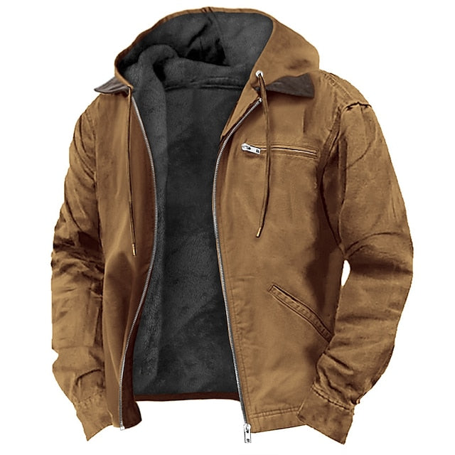 Hombre con chaqueta impermeable elegante de corte recto en color marrón