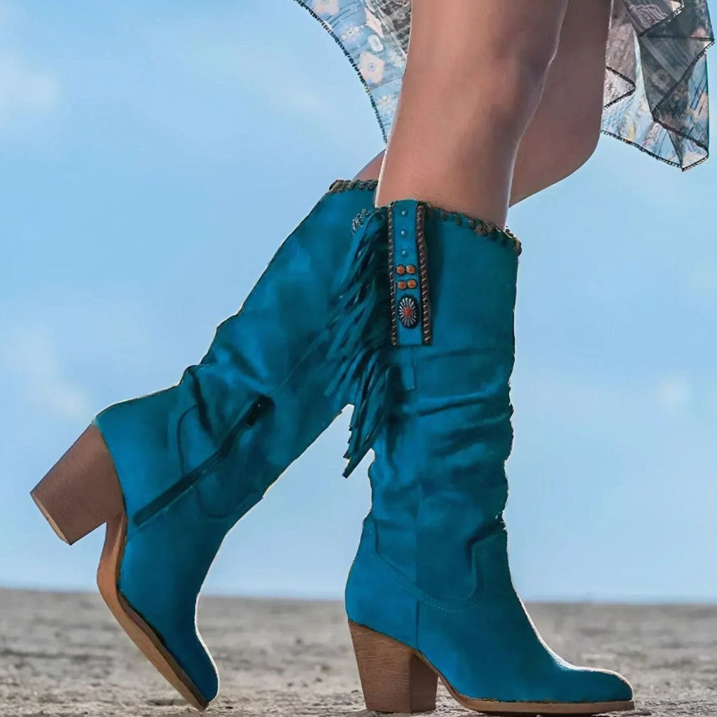 Botas western KESTRAYA con flecos combinadas con look casual de mujer