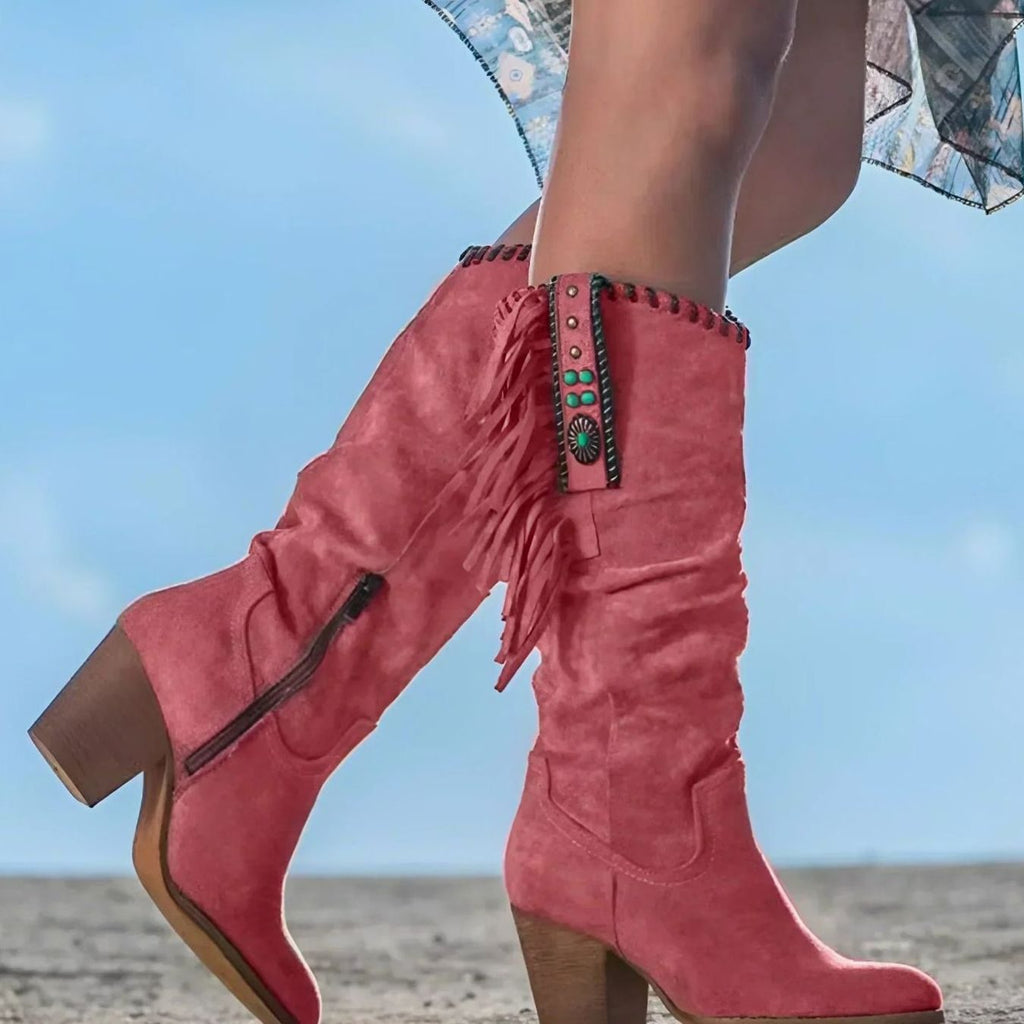 Vista lateral de las botas altas KESTRAYA mostrando el diseño western con flecos