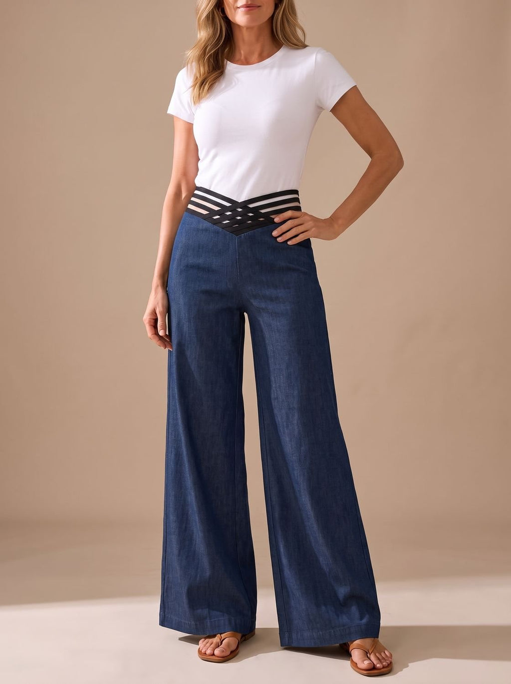 Pantalón de talle alto con cintura cruzada en movimiento