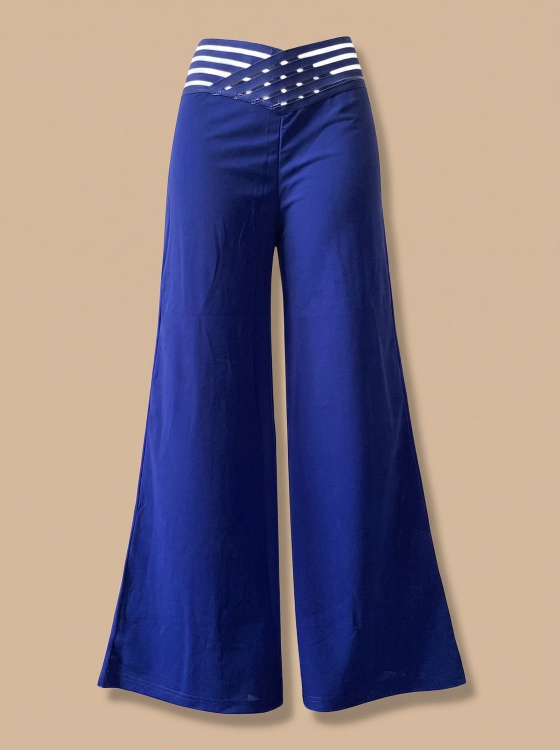Pantalón de talle alto estilo casual combinado con zapatillas
