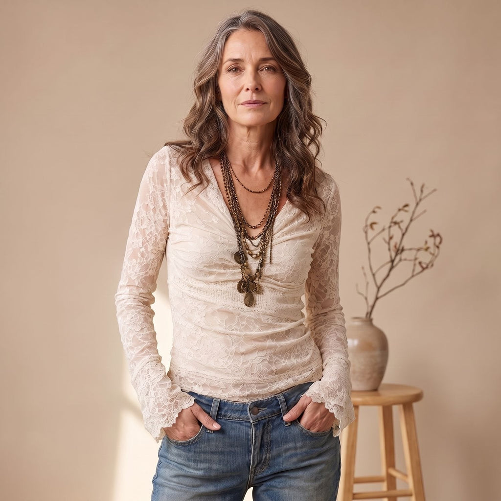Blusa de encaje de mujer combinada con pantalón para un look elegante
