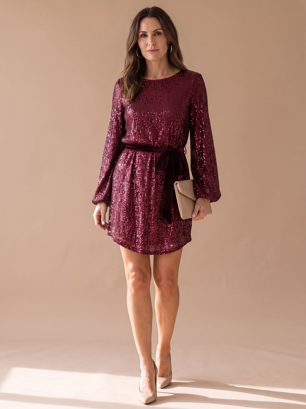 Vestido de fiesta brillante con mangas largas abullonadas, vista frontal