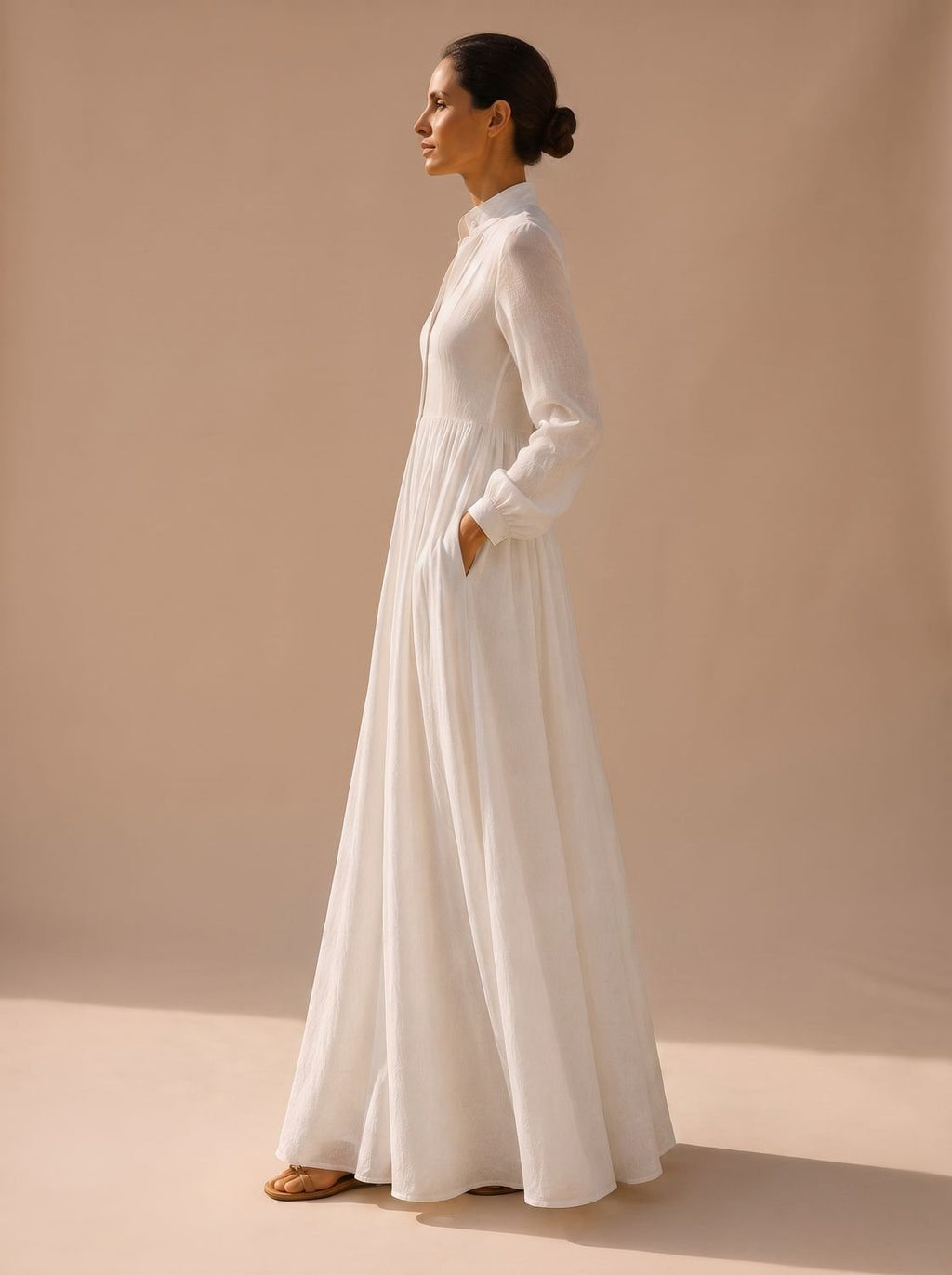 Detalle del escote en V y mangas largas del vestido maxi de lino