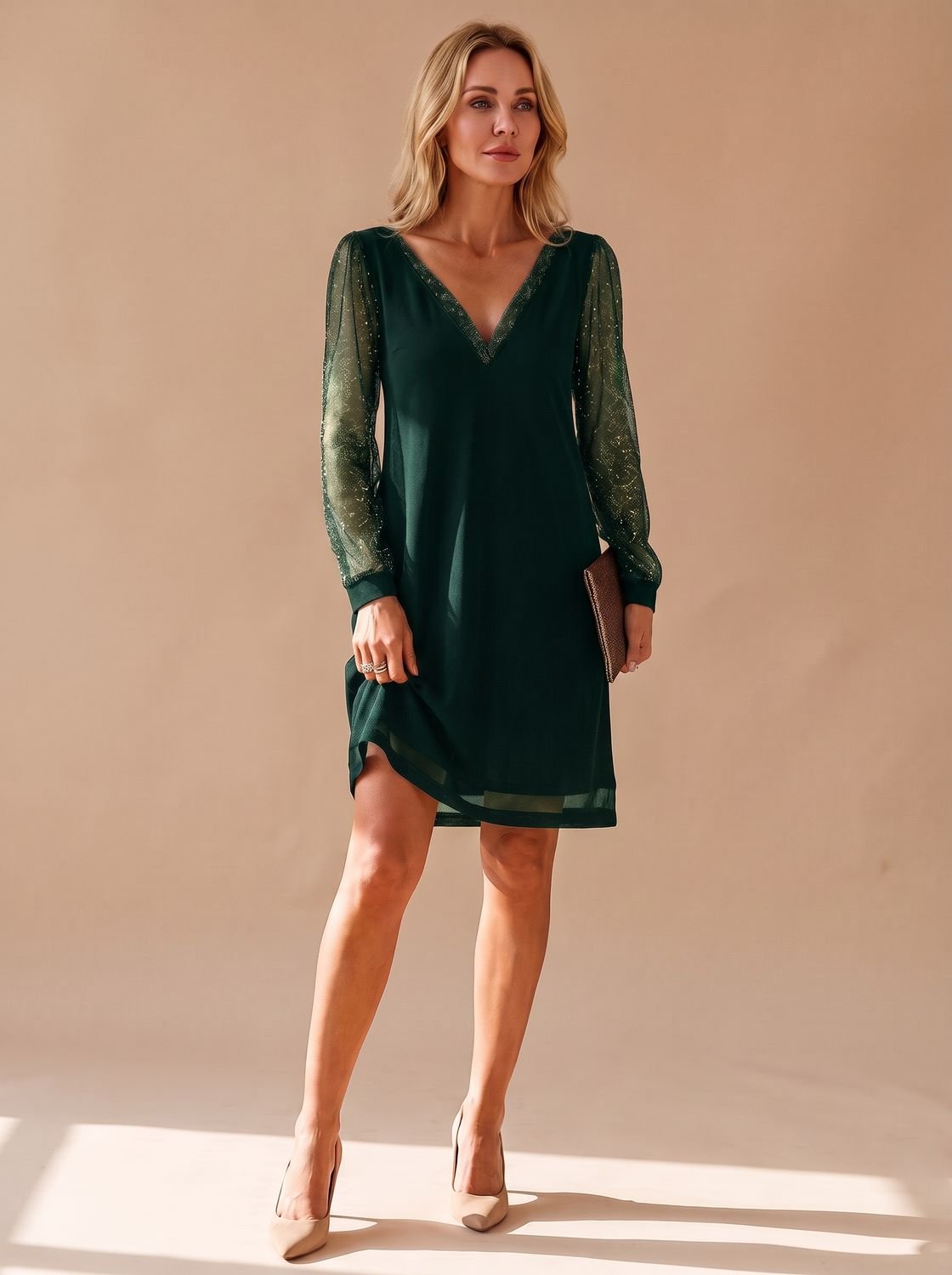 Vestido corto navideño con escote en V visto de frente
