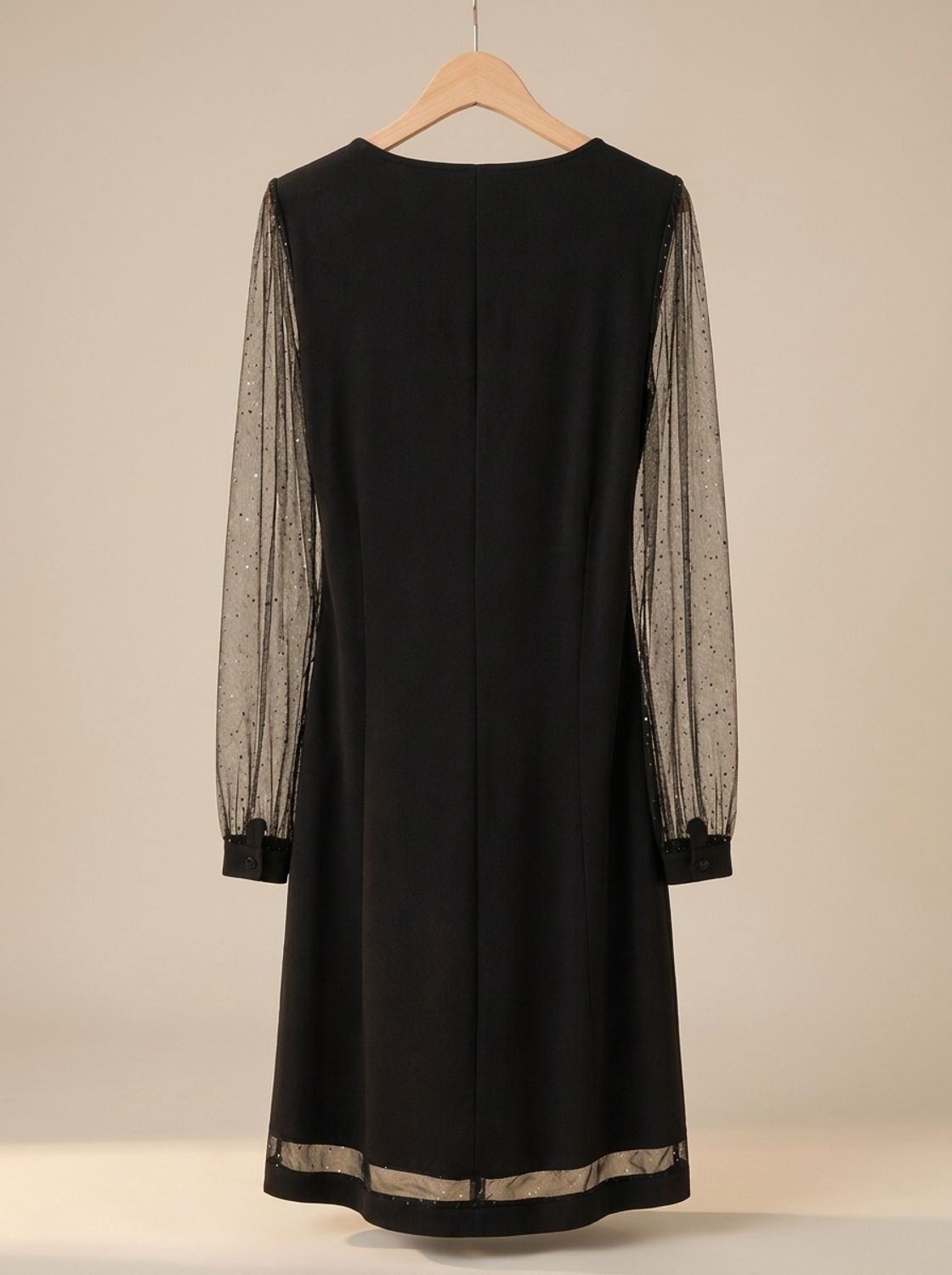 Vestido de fiesta mini combinado con tacones para una noche especial