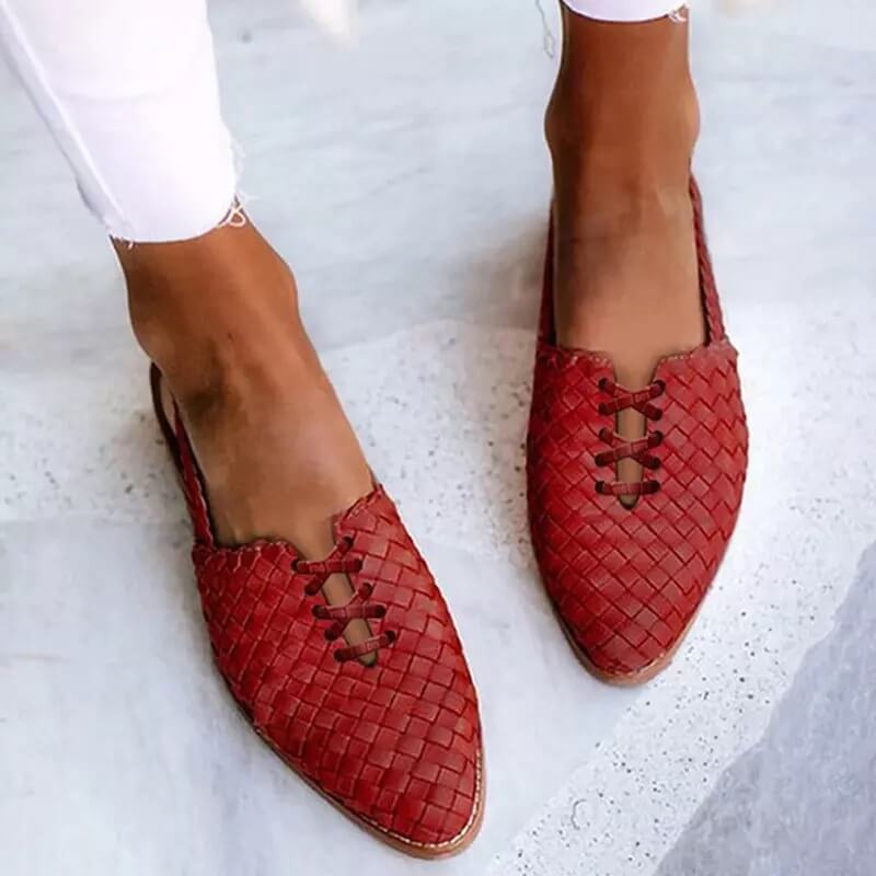 Sandalias de cuero trenzado Malia combinadas con look veraniego