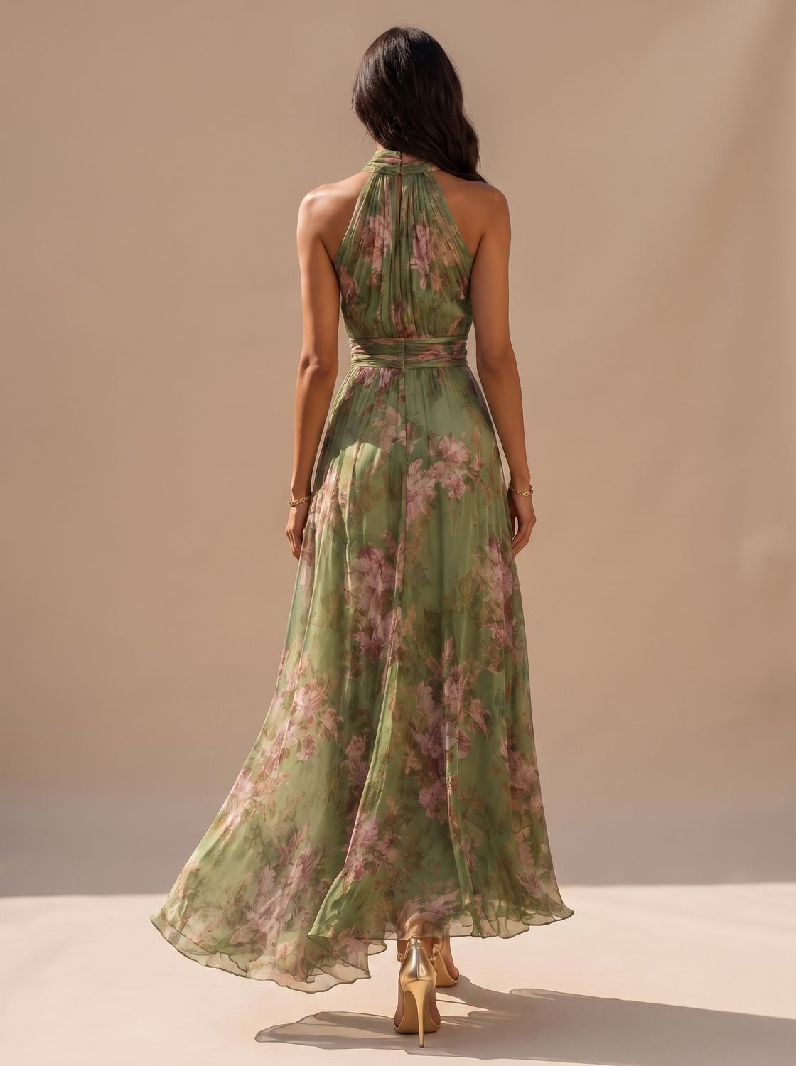 Detalle del cuello halter fruncido del vestido maxi floral