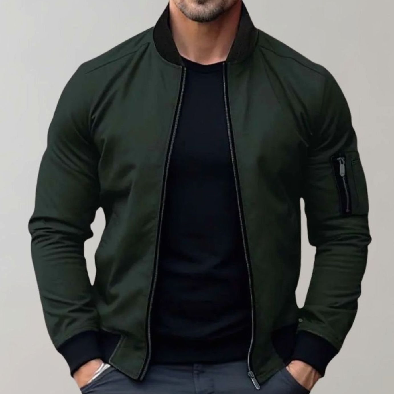 Hombre luciendo la cazadora bomber slim fit combinada con camiseta básica