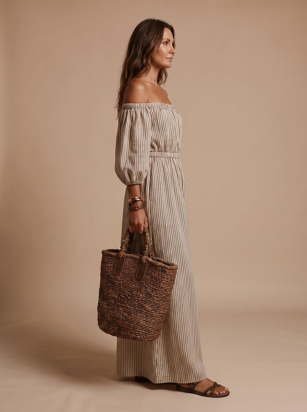 Detalle del tejido de mezcla de lino a rayas del vestido maxi boho