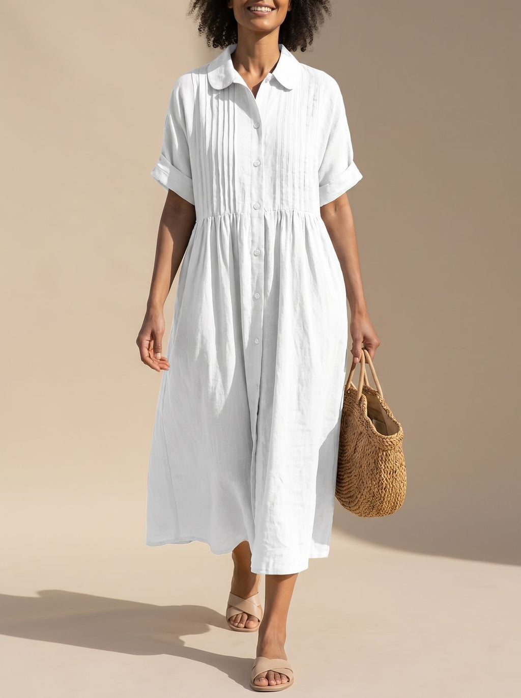 Mujer con vestido camisero midi de algodón blanco y cuello clásico