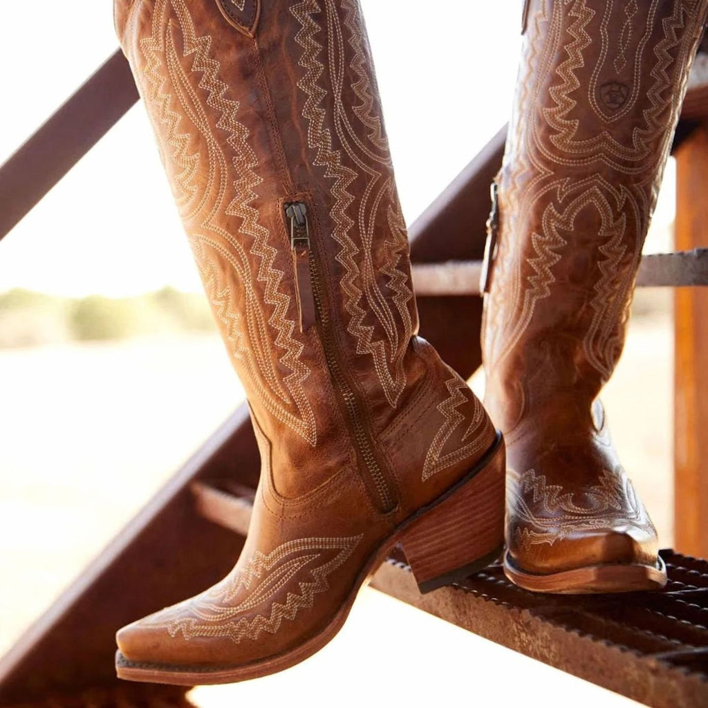 Botas western altas con punta fina vistas de frente
