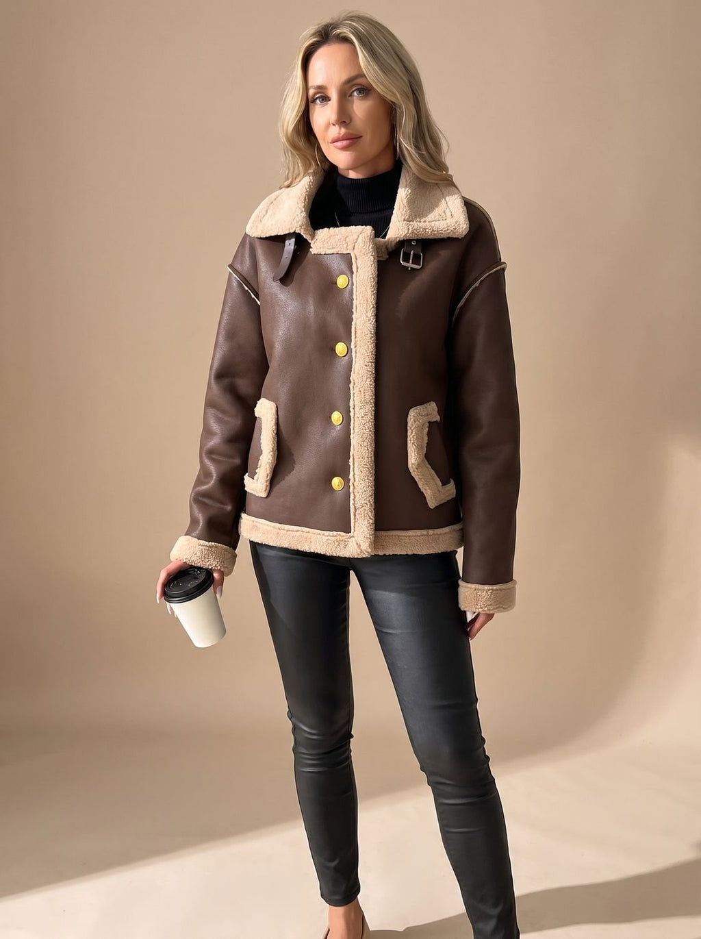 Cazadora aviador de polipiel con forro sherpa para mujer, vista frontal completa