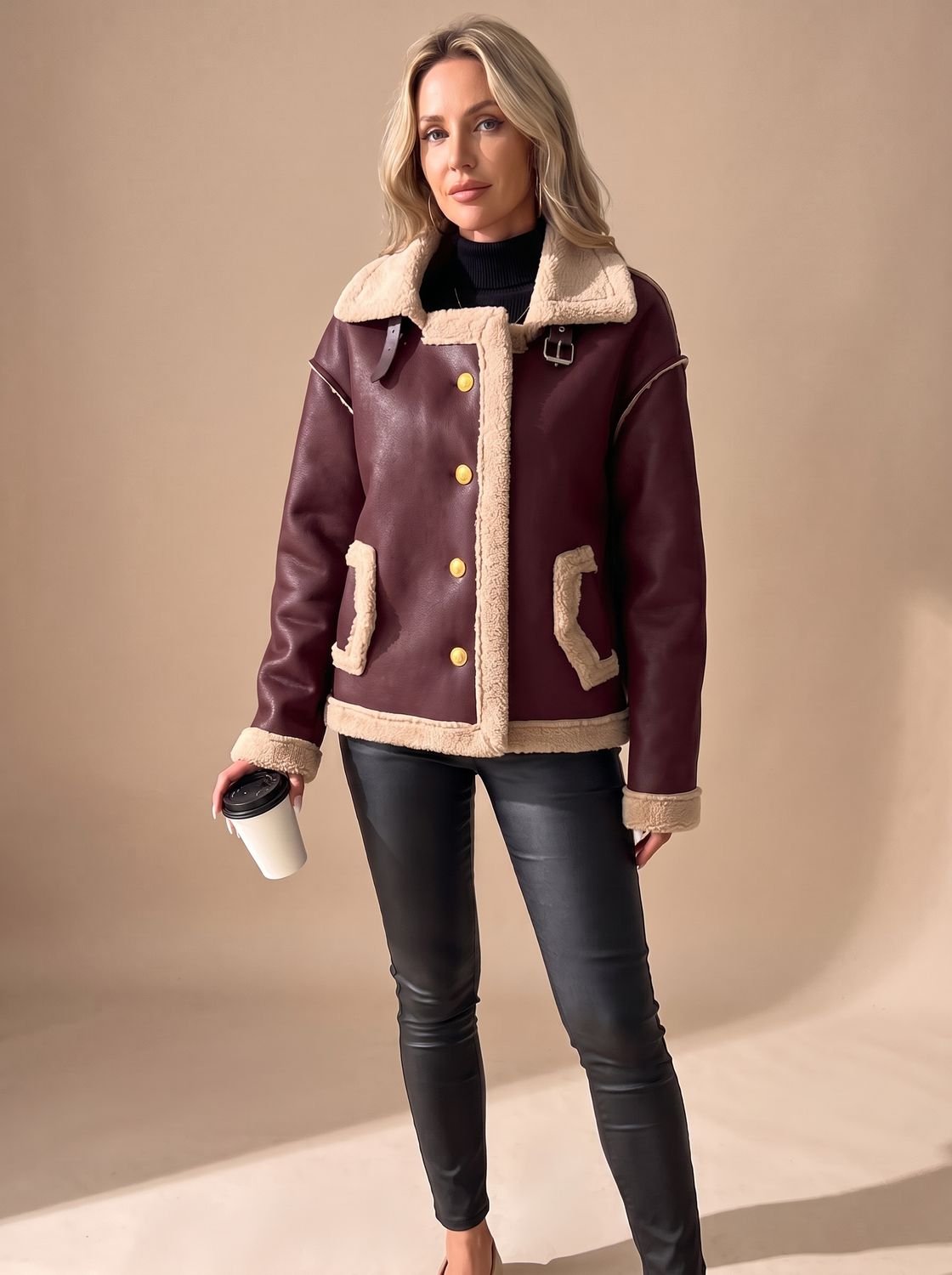 Bolsillo lateral con ribete sherpa en cazadora de polipiel para mujer