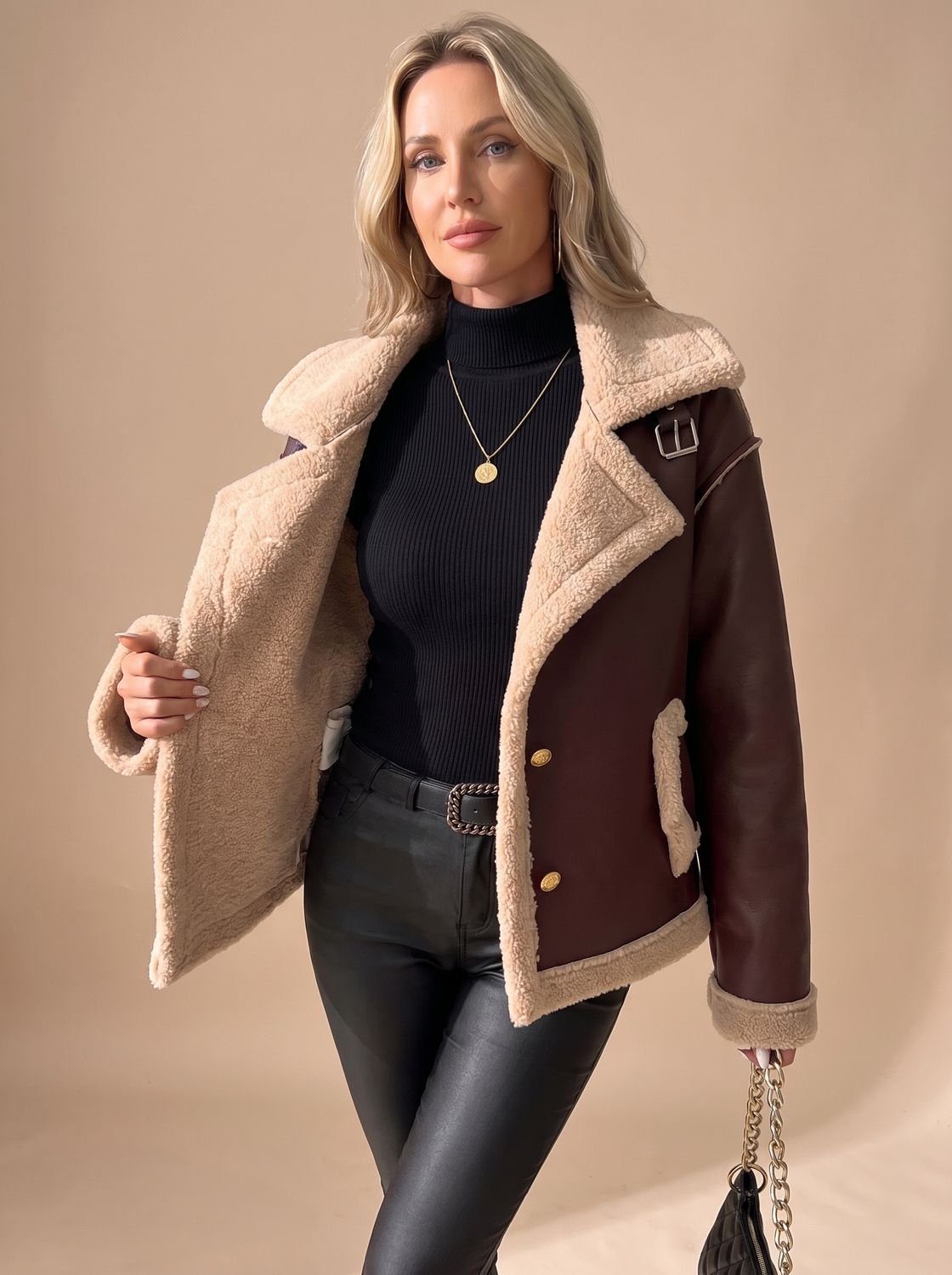 Mujer luciendo cazadora aviador con forro sherpa en look urbano de invierno