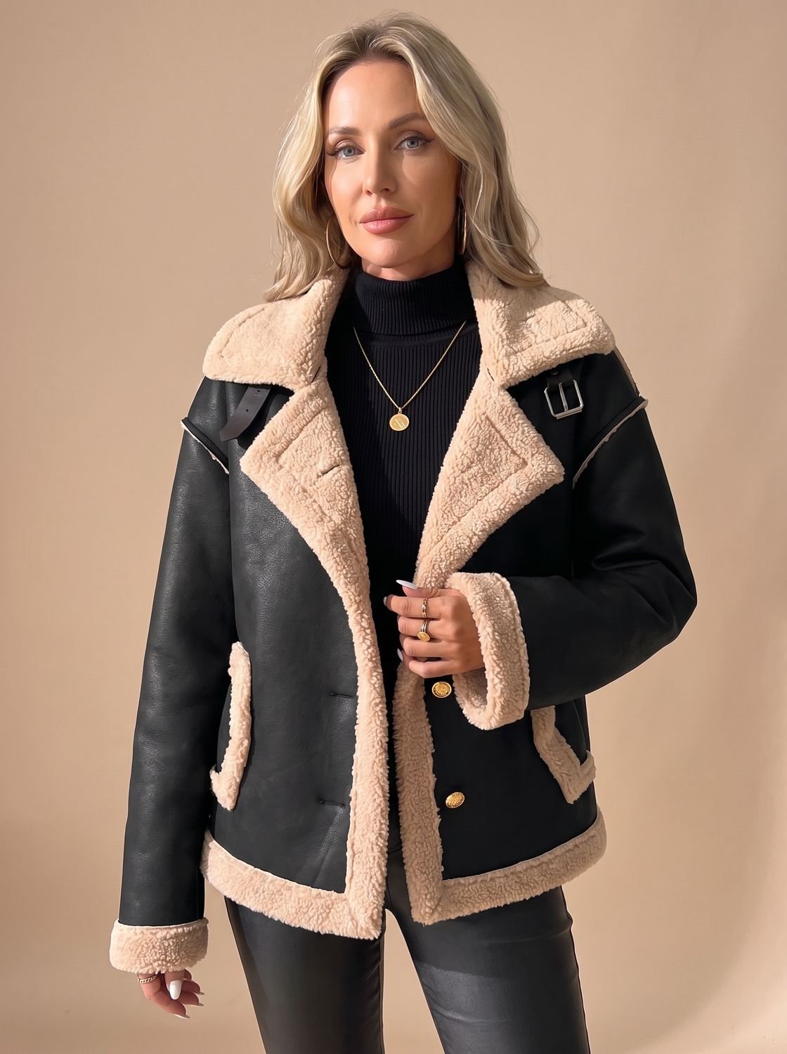 Cazadora aviador mujer combinada con look casual de invierno