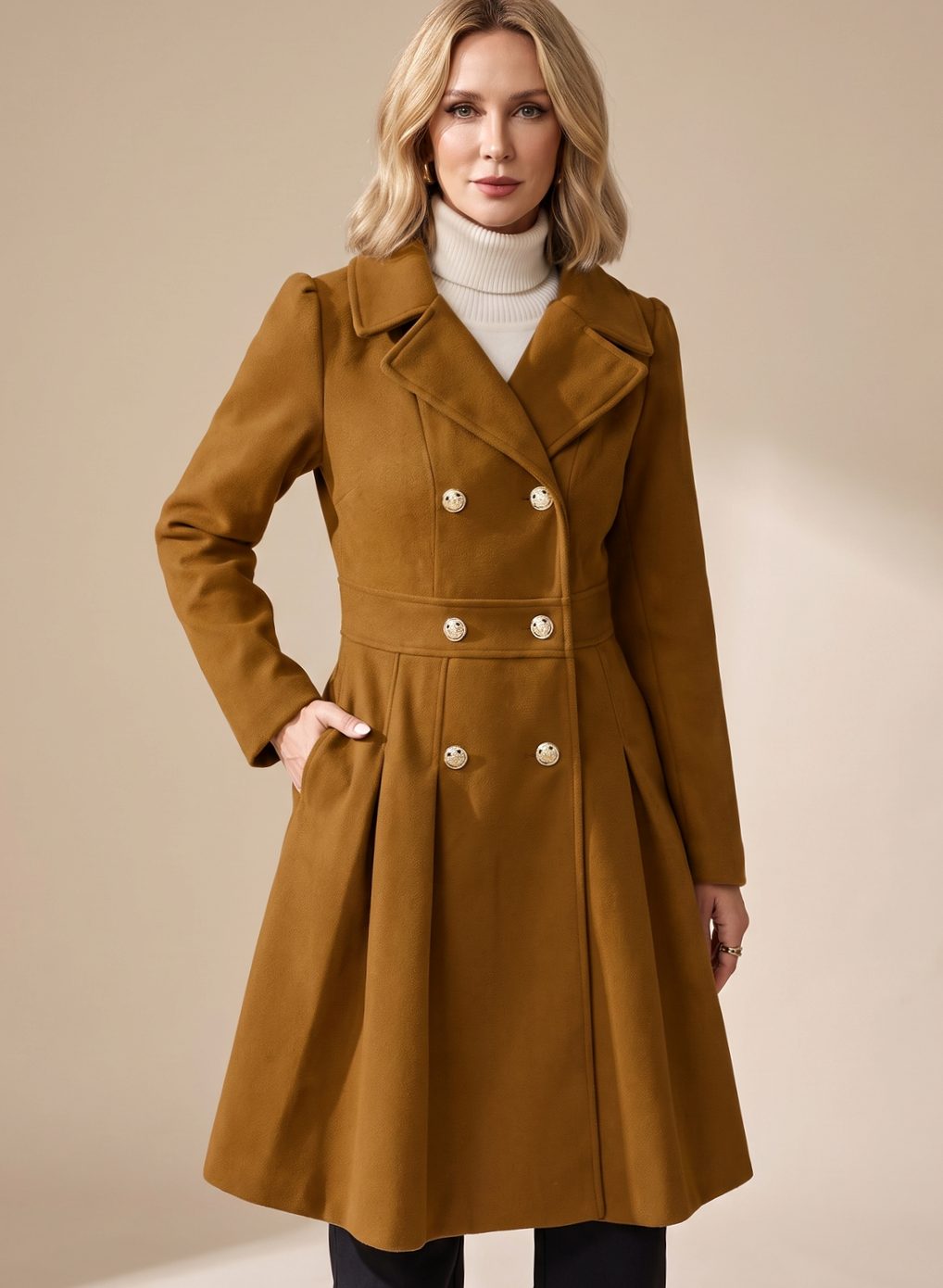 Mujer con abrigo cruzado línea A color camel y botones dorados