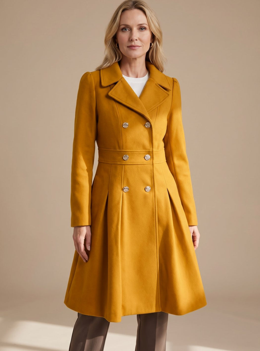 Detalle del bolsillo lateral integrado en el abrigo