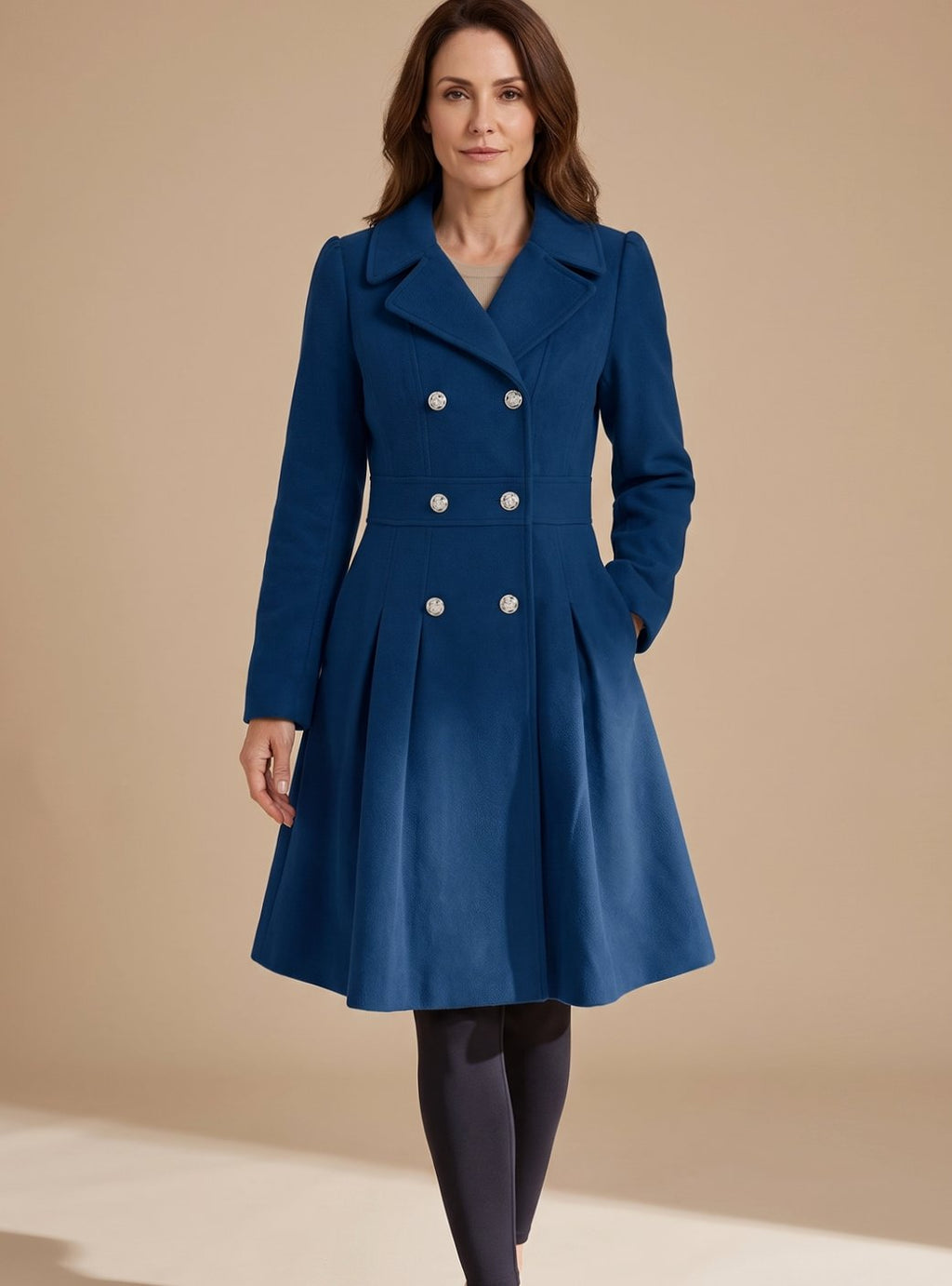 Abrigo de mujer en color negro estilo línea A