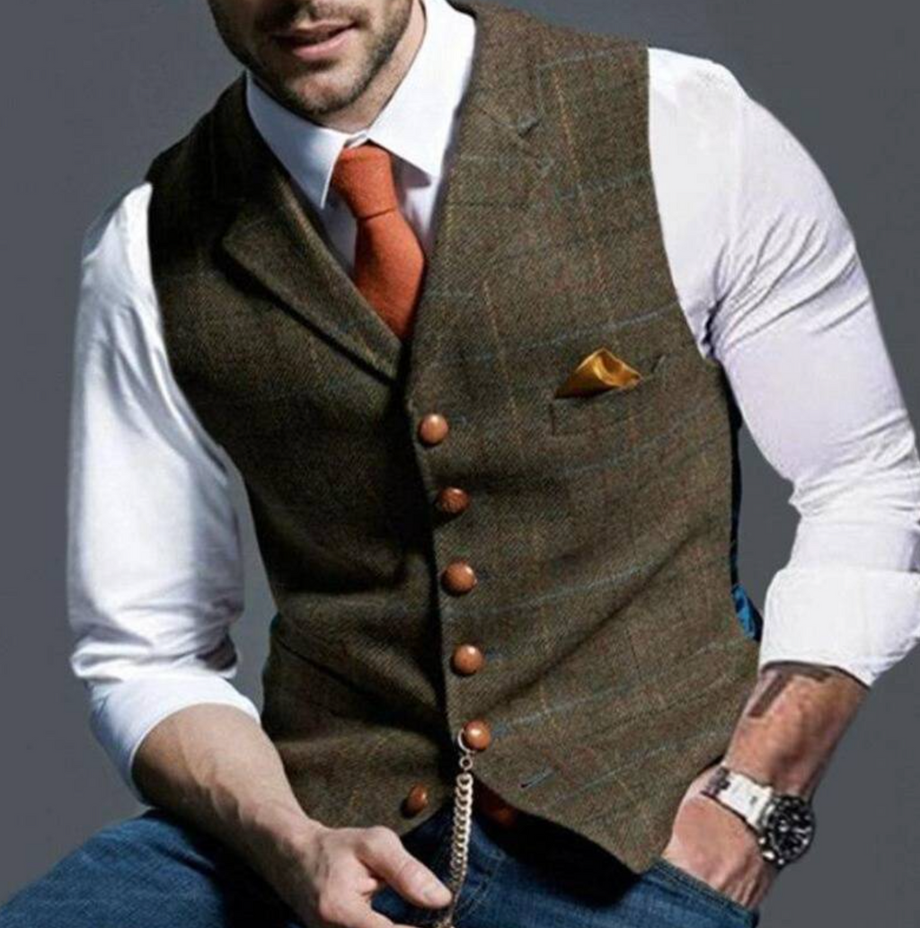 Chaleco Marlon en azul marino combinado con traje formal