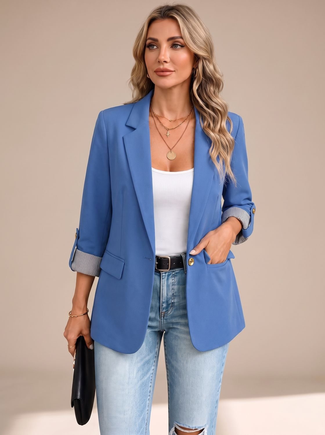 Detalle de la tela y acabado suave de la blazer entallada