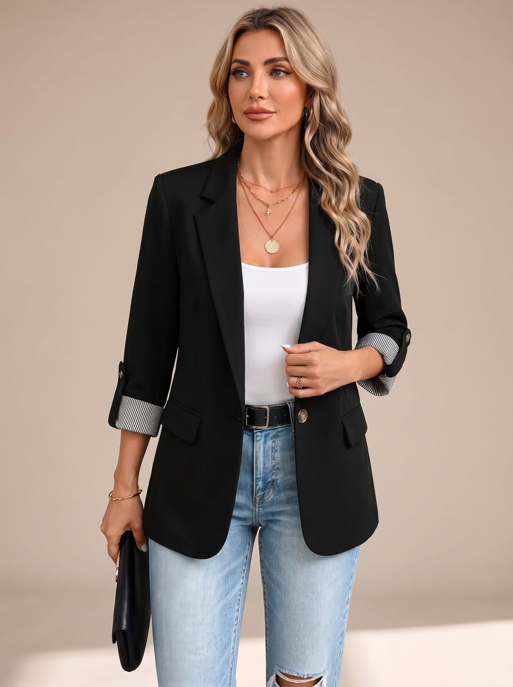 Blazer de mujer combinada con vaqueros para un look smart casual