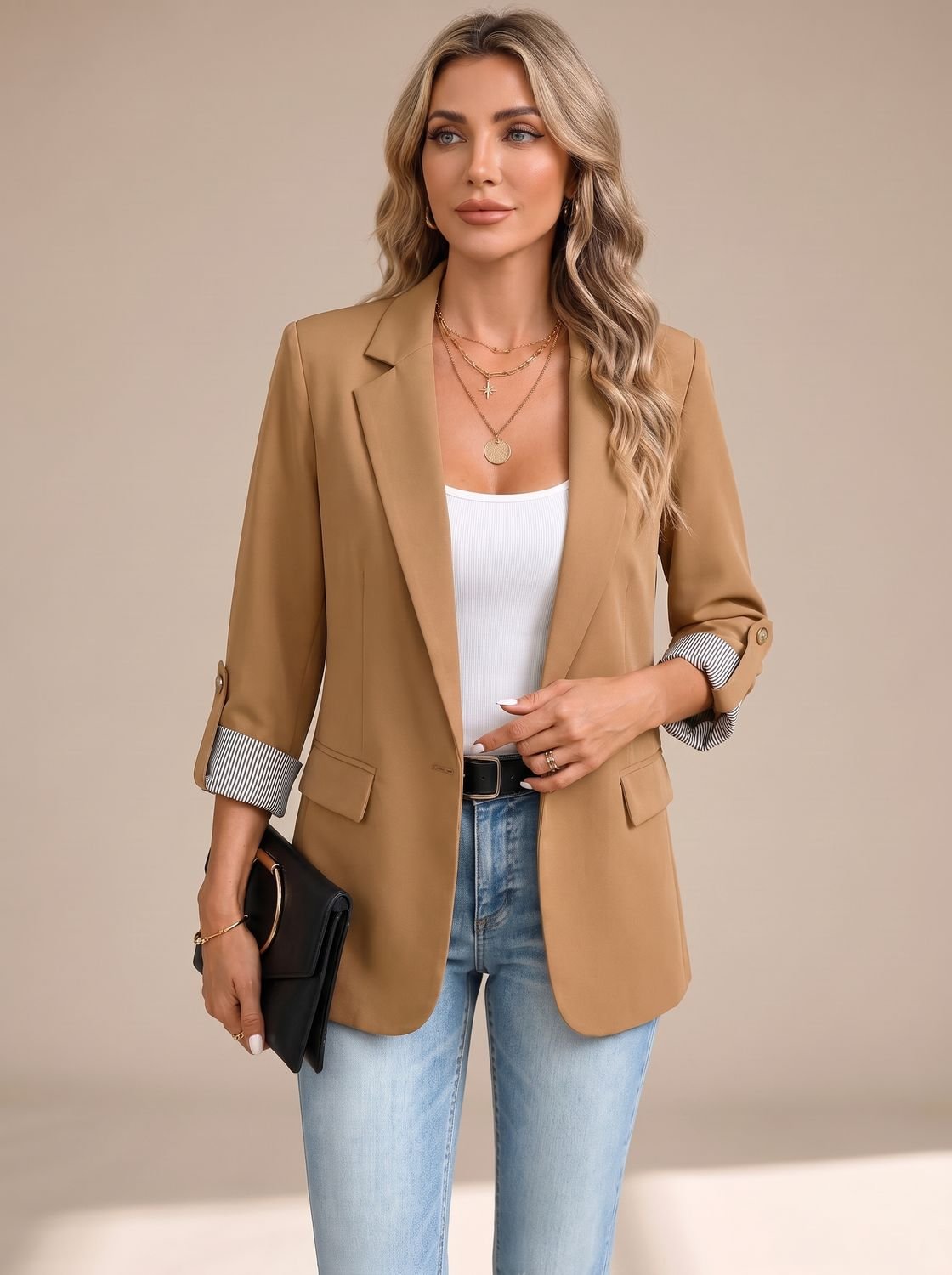 Blazer de mujer en color liso sobre blusa para look de oficina