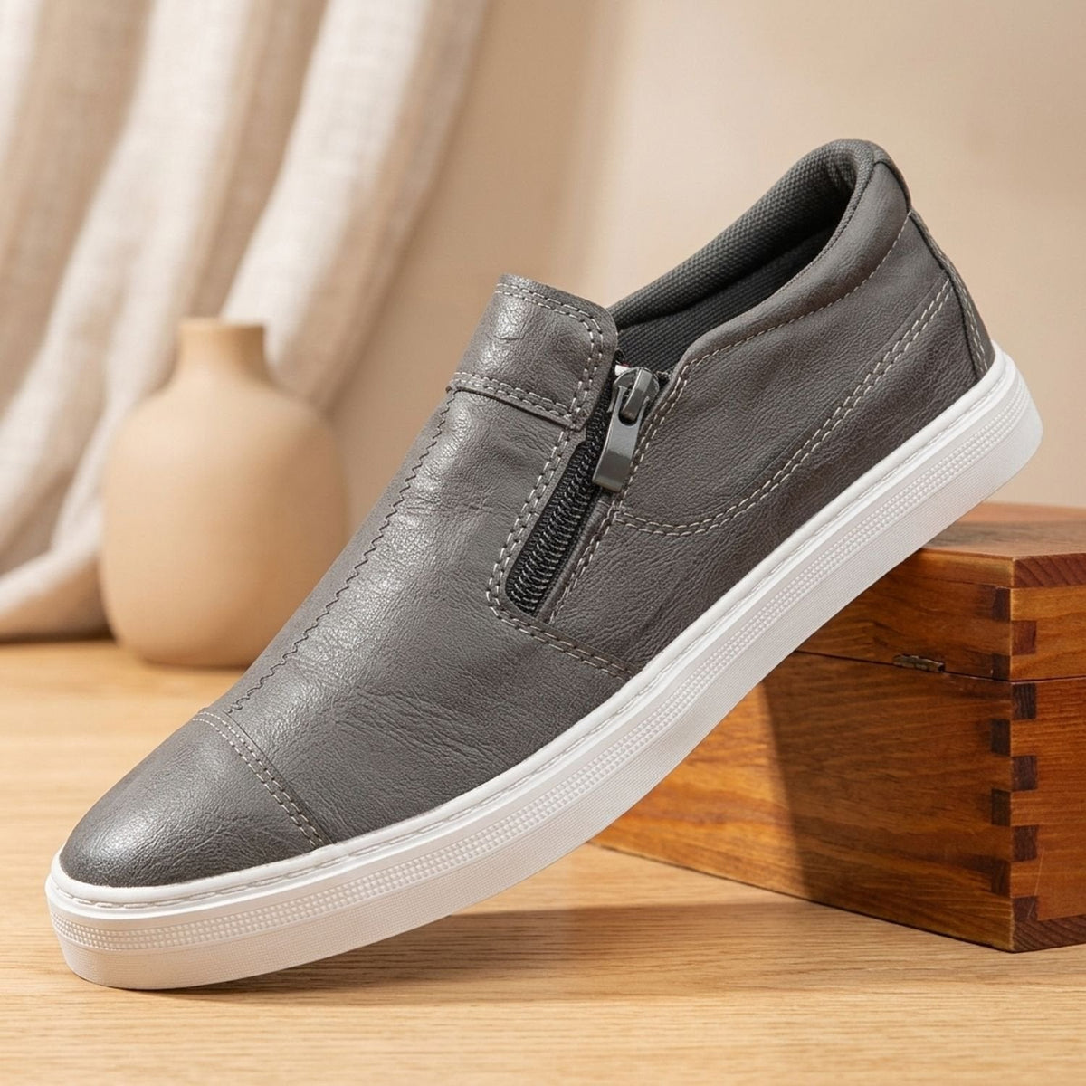 Detalle de la suela blanca ligera del zapato slip-on Maximilian
