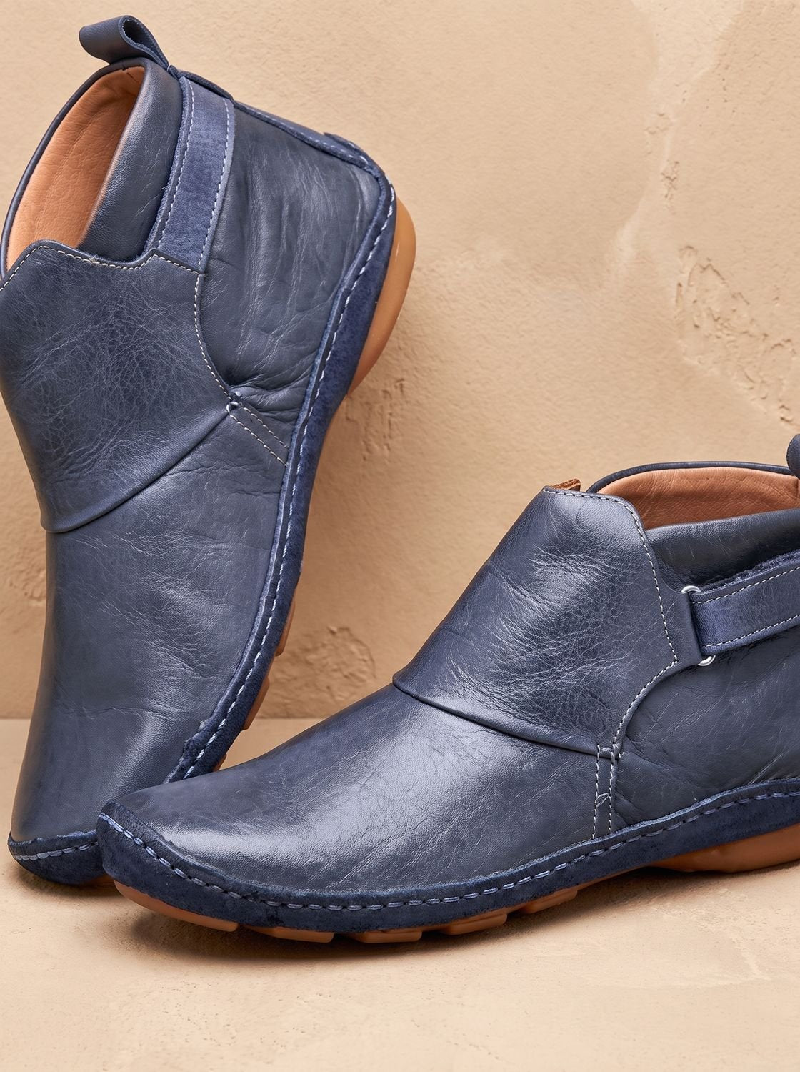 Detalle de la hebilla lateral del botín plano tipo slip-on