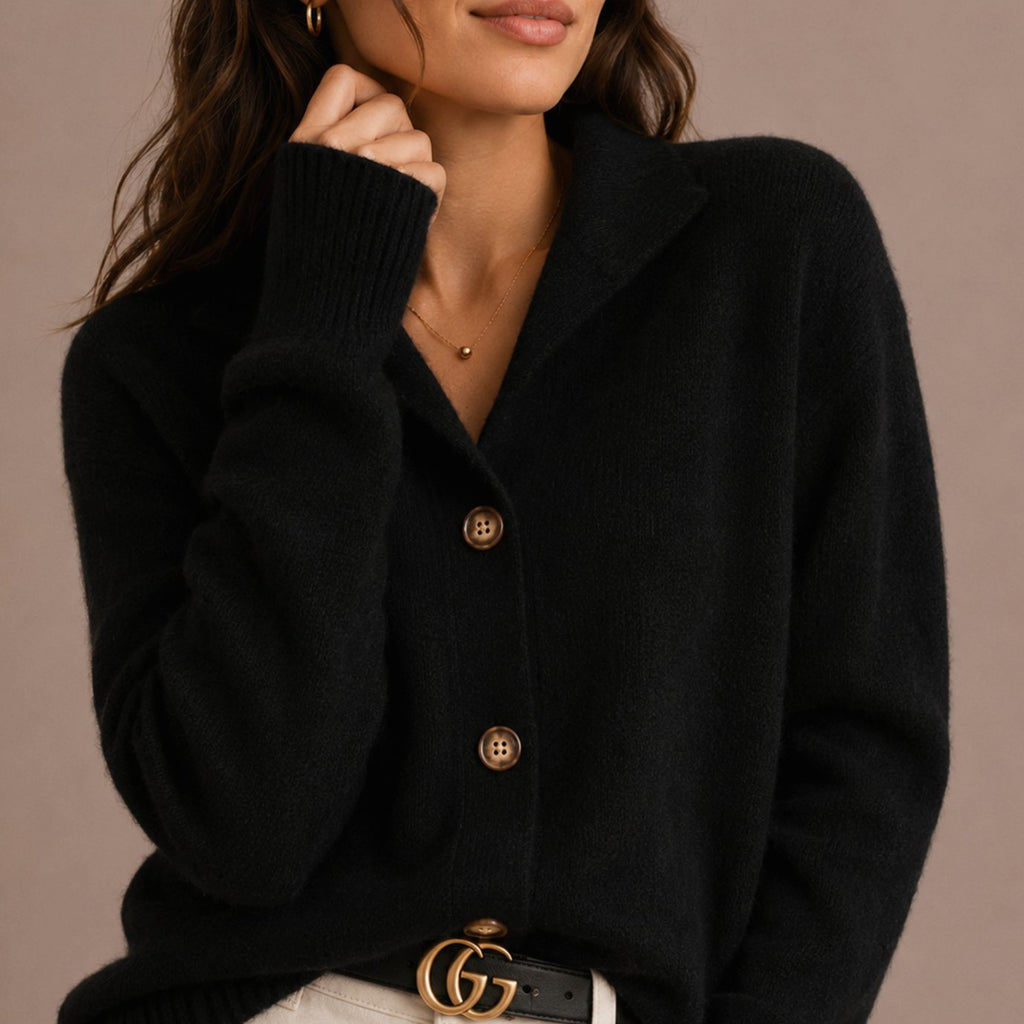 Mujer con cárdigan de punto con cuello y botones en color beige, corte relajado