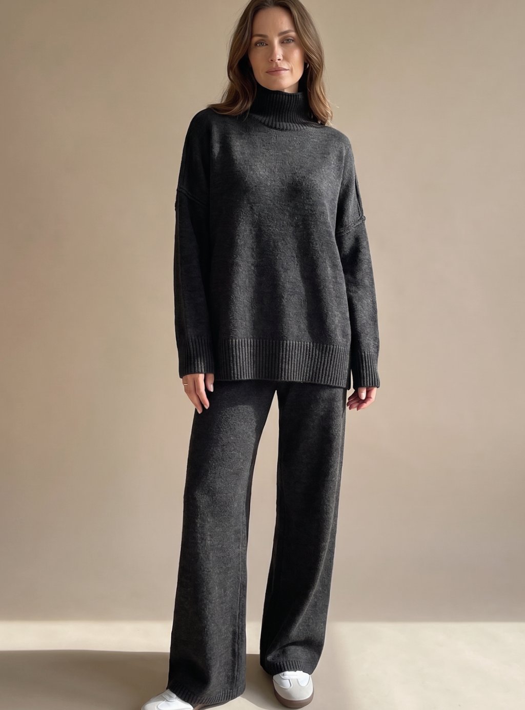 Vista trasera del conjunto de punto oversize con cuello alto