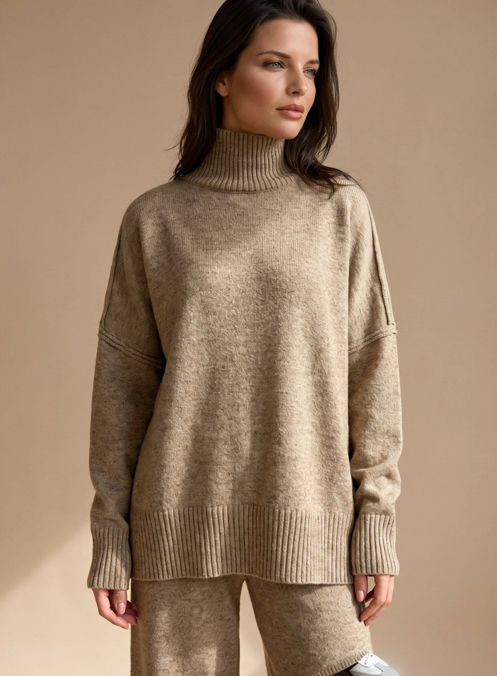 Detalle del jersey de punto con cuello alto y puños acanalados