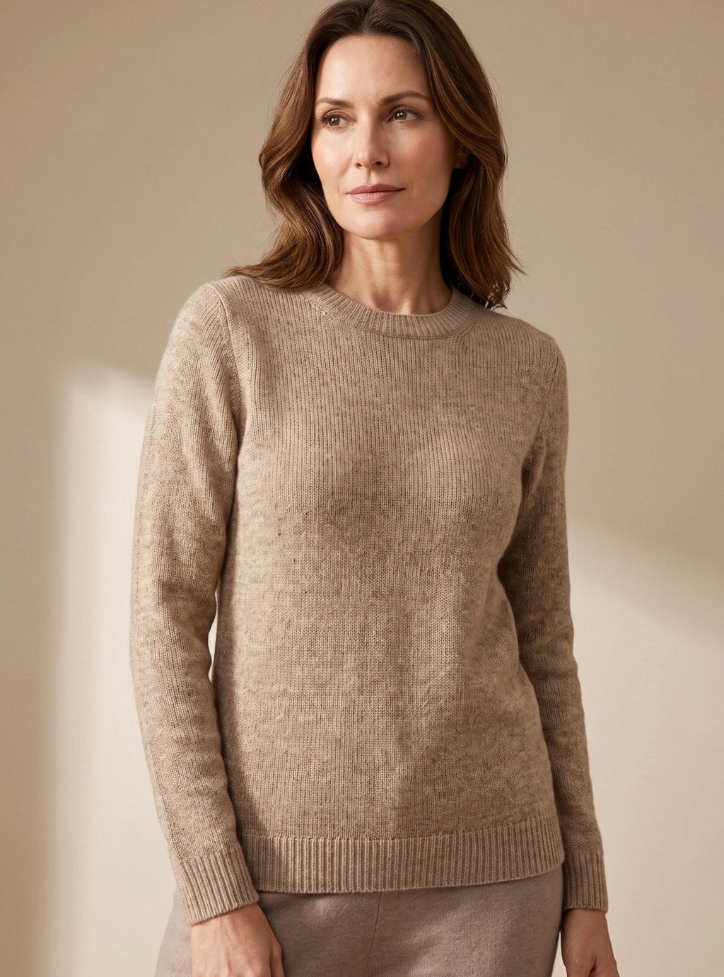 Mujer luciendo conjunto de punto marrón para look casual e informal