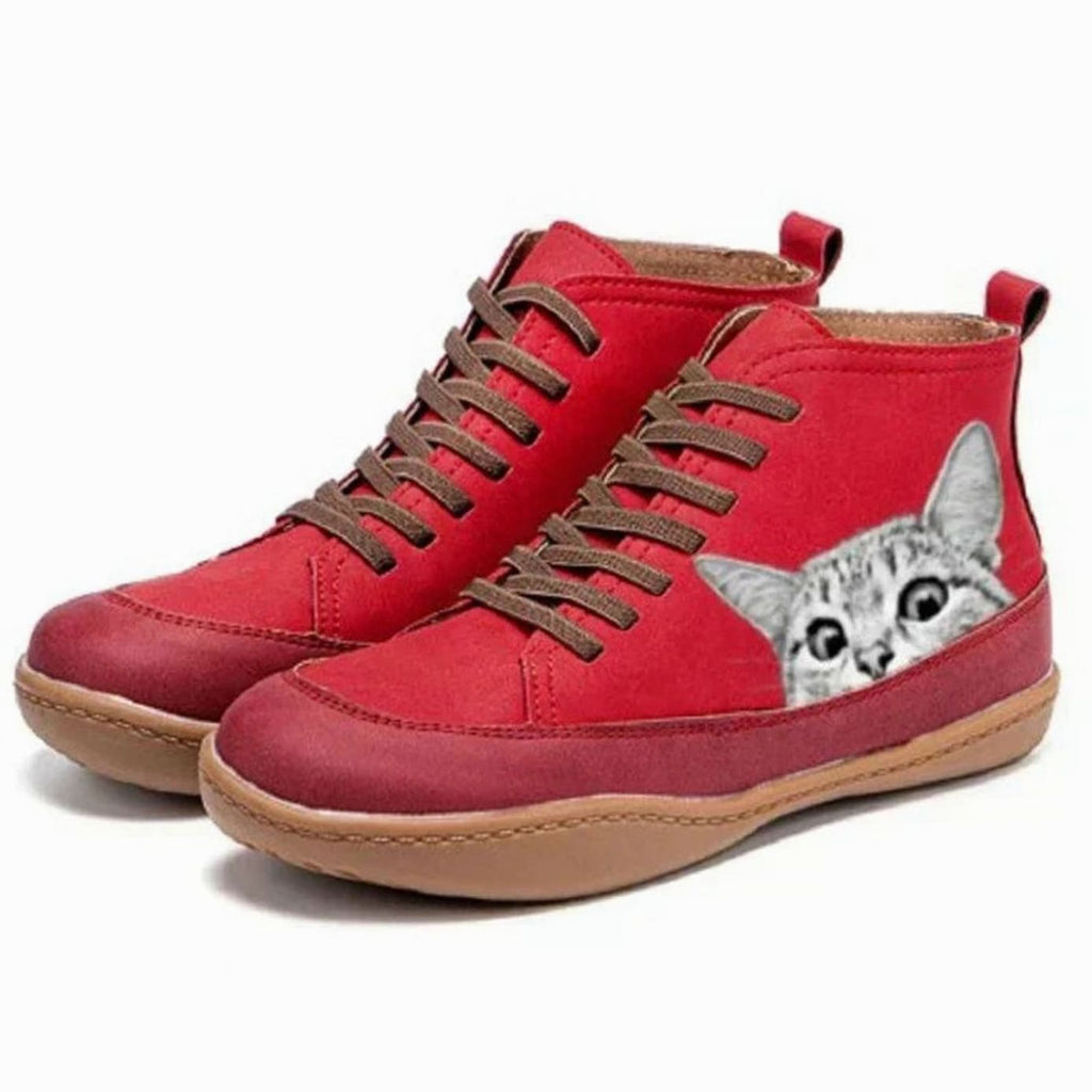 Vista frontal de los botines con cordones en contraste