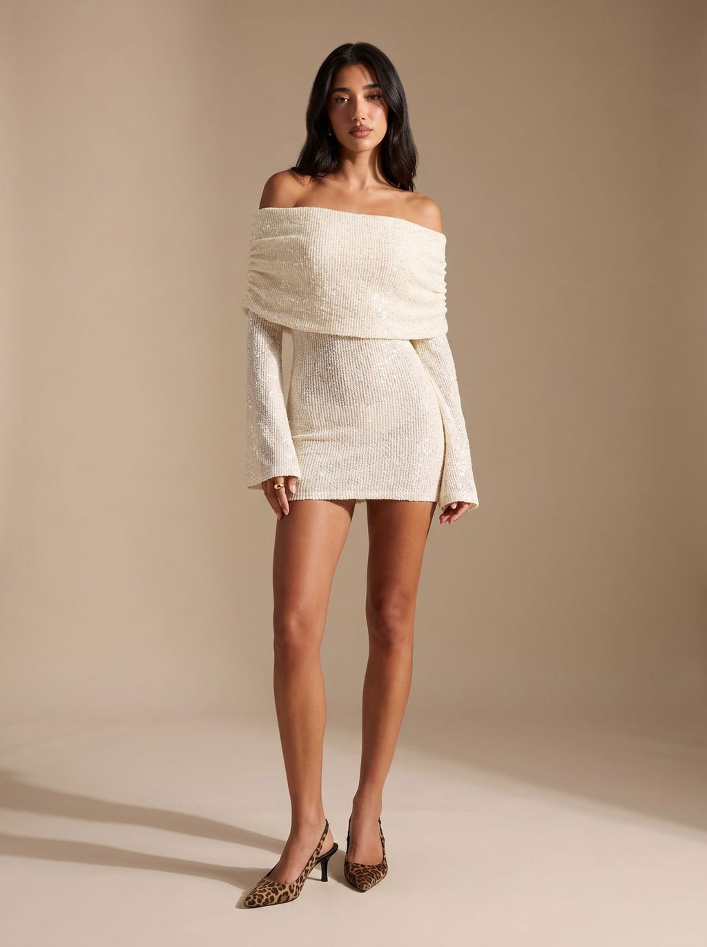 Vestido mini de lentejuelas con hombros descubiertos y manga larga para mujer