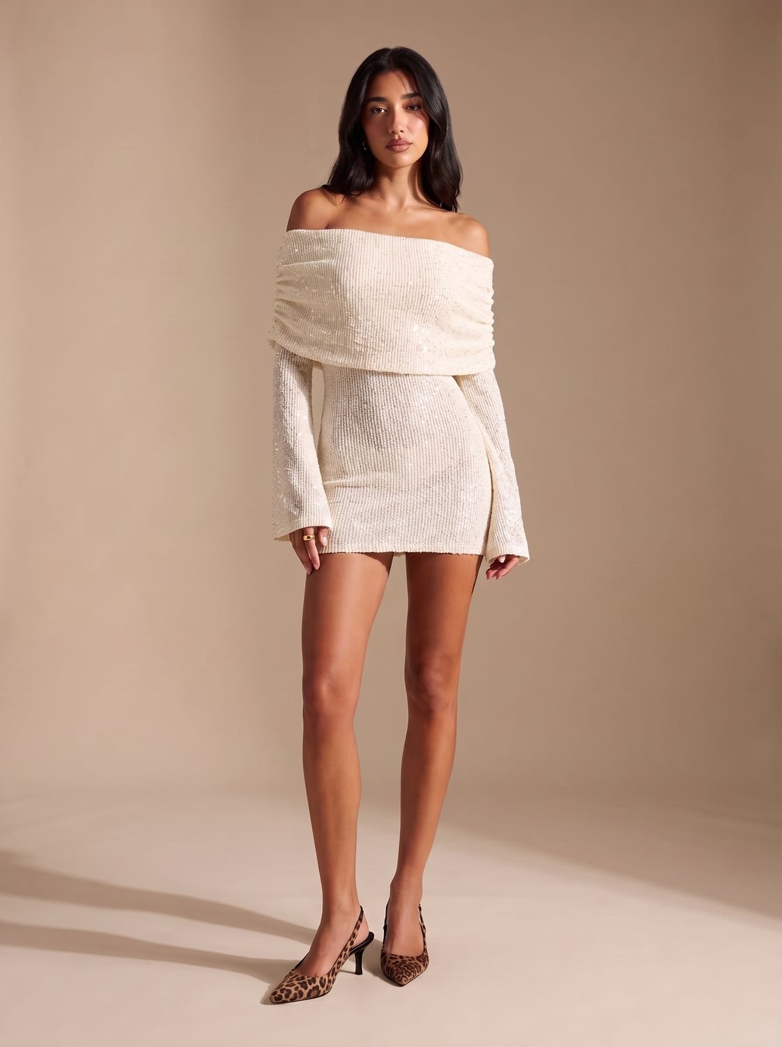 Vestido bodycon de lentejuelas visto de frente con mangas largas acampanadas