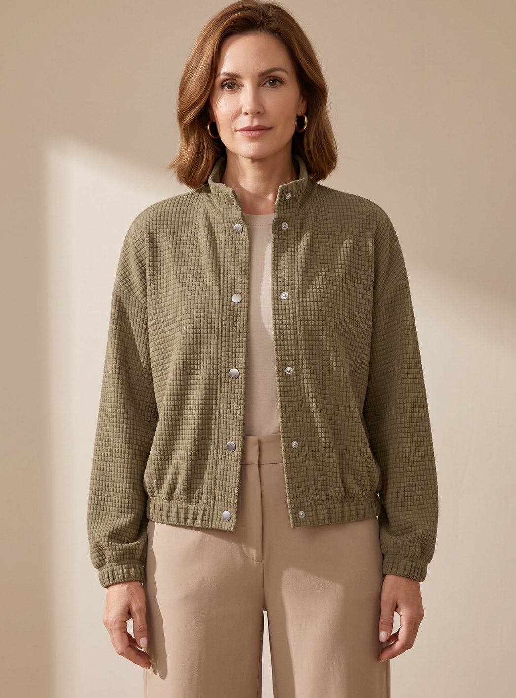 Mujer con chaqueta corta de punto waffle y cuello mao en look casual de entretiempo